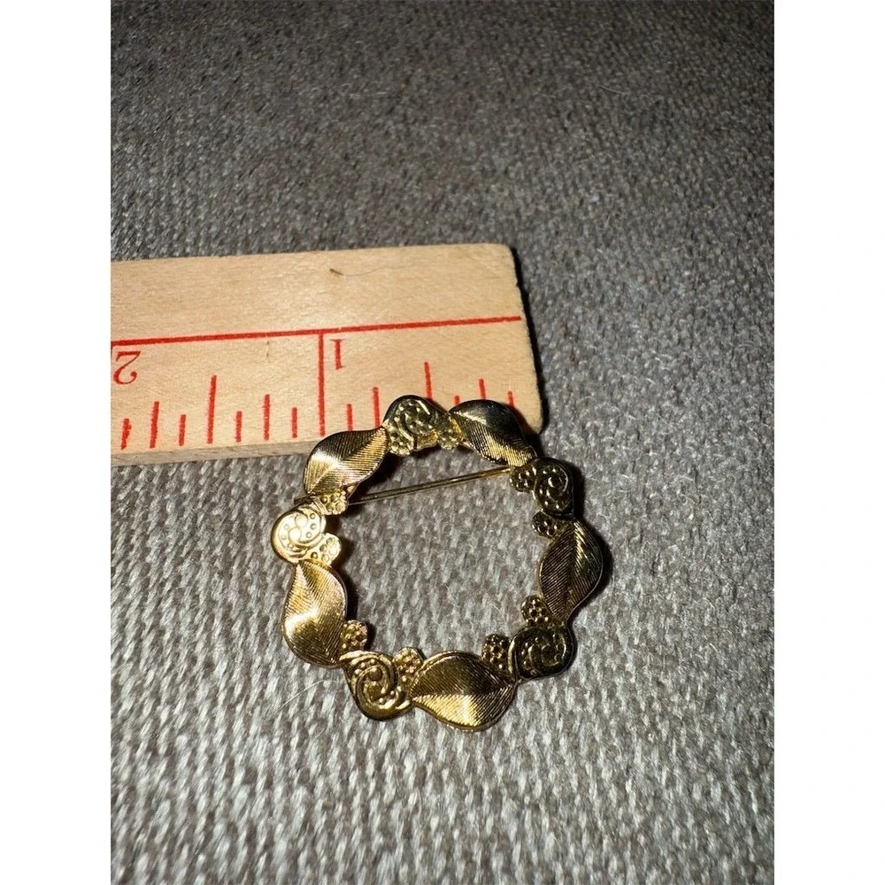 Napier‎ Vintage Gold-Tone Wreath Leaf Swirl Brooch Pin 1 3/8